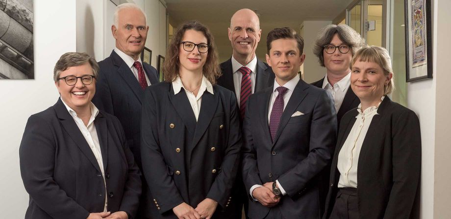 Gruppenfoto mit allen Anwälten der Kanzlei Braun & Zwetkow